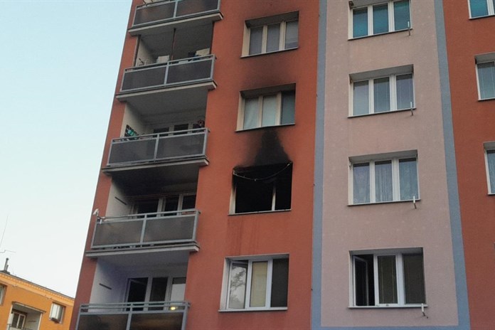 Dramatické ráno obyvatel paneláku v Dobřanech. Kvůli požáru bytu je museli evakuovat hasiči
