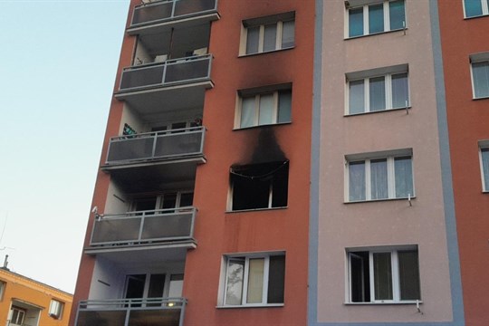 Dramatické ráno obyvatel paneláku v Dobřanech. Kvůli požáru bytu je museli evakuovat hasiči