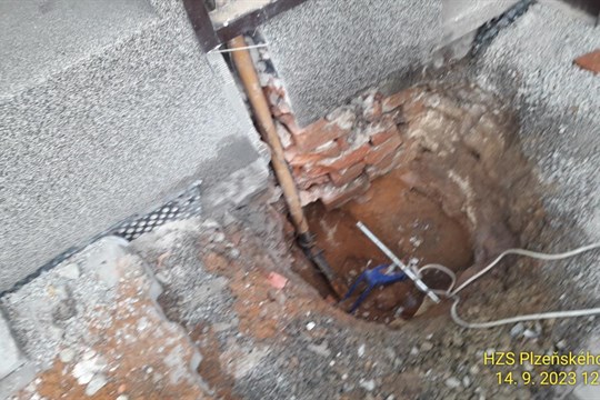 Aktualizováno: V Borské ulici unikal plyn, hasiči evakuovali 10 lidí, z toho dvě děti!