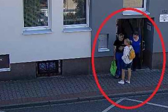 Na zastávce v Tlučné došlo ke rvačce. Policisté hledají svědky!