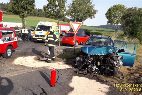 Aktualizováno: Na železničním přejezdu na Klatovsku se srazilo osobní auto s vlakem!
