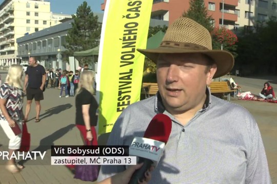 Na Prahu 13 se slétly včelky na tradiční medobraní