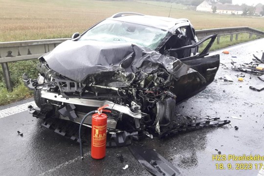 Při střetu kamionu a dvou aut na Klatovsku se zranili dva lidé, silnice musela být uzavřena