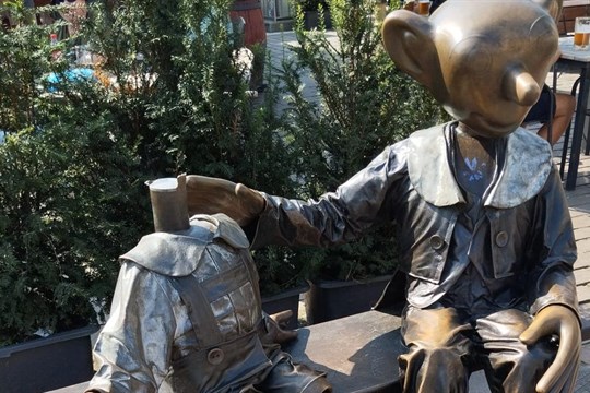 Policii v Plzni se přihlásili lidé, kteří urazili hlavu bronzové soše Hurvínka