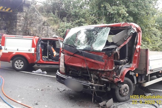 Na Klatovsku se srazila dvě nákladní auta. Pro jednoho z řidičů letěl vrtulník