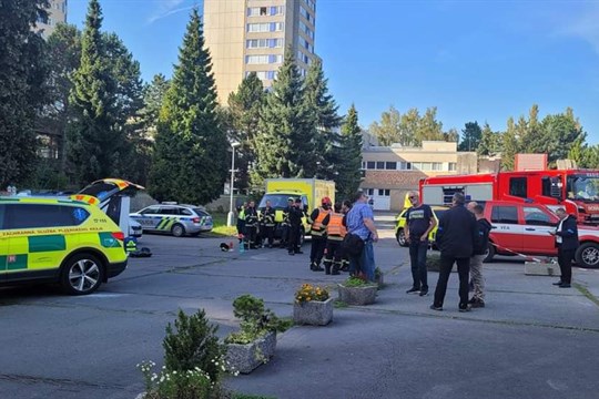 Aktualizováno: V areálu Střední zdravotnické školy v Plzni unikla neznámá látka, záchranáři ošetřili už 28 osob, část z nich v MHD!