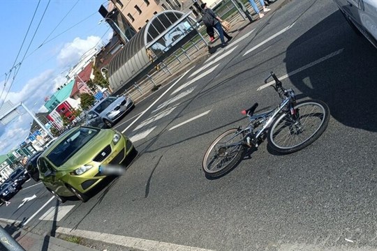 Cyklista jel po přechodu pro chodce na červenou, srazilo ho osobní auto