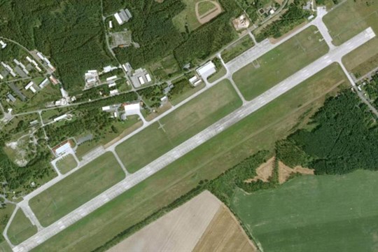 Pod letištěm, kde má stát gigafactory, jsou dle posudku dutiny po těžbě. Hrozí zpoždění i vícenáklady