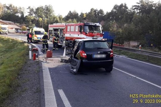 Čelní střet dvou aut uzavřel hlavní tah u Kaznějova