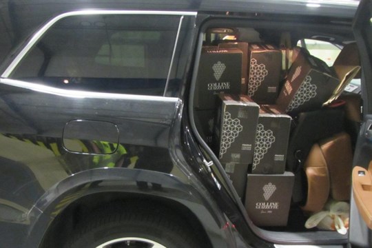 Celníci odhalili při kontrole auta 450 lahví šumivého vína. Vezeme ho na oslavu, tvrdila posádka