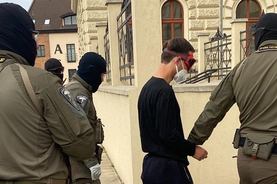 Policisté po roce dopadli a obvinili muže podezřelého z vraždy u nemocnice v Plzni!