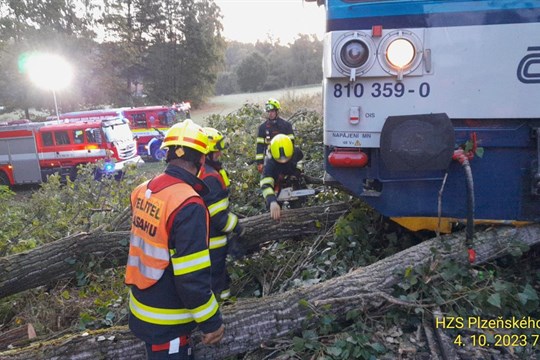 Hasiče zaměstnal silný vítr, dva vlaky najely do padlých stromů