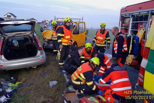 Při nehodě na okraji Plzně se zranili čtyři lidé, z toho dvě malé děti!