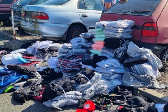 Inspektoři zajistili v tržnici na Tachovsku 1100 padělků v hodnotě 2 miliony korun