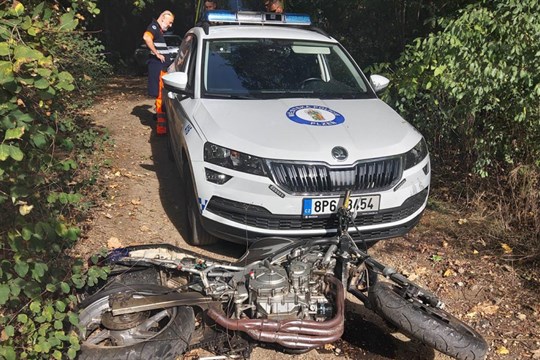 VIDEO: Strážníci honili zdrogovaného motorkáře, při útěku ho zastavila až namířená zbraň