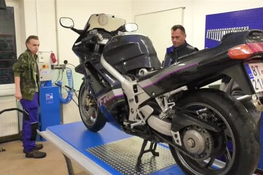 Škola Na Bojišti nově učí opravovat motorky