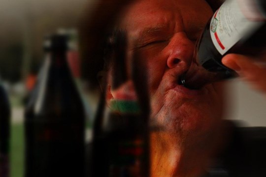 Opilec si ze zastávky udělal veřejnou toaletu. Skončil v poutech a nocoval na záchytce