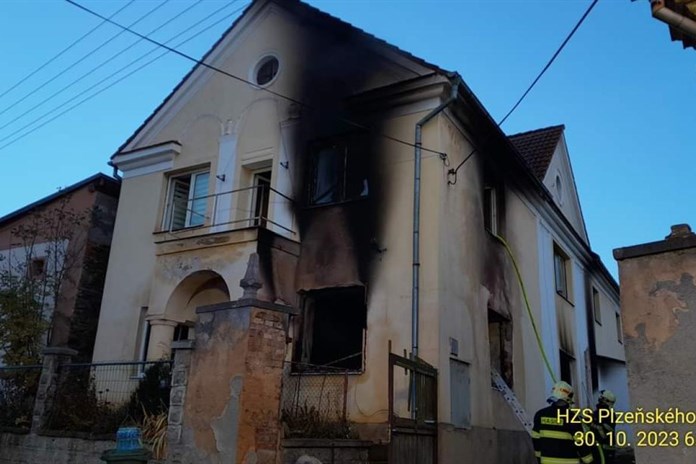 Rodinný dům na Tachovsku zachvátily plameny. Hasiči našli ohořelé lidské tělo!