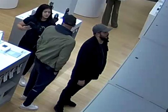 Velká krádež za bílého dne. Zloději si odnesli z prodejny mobily za více než milion korun!