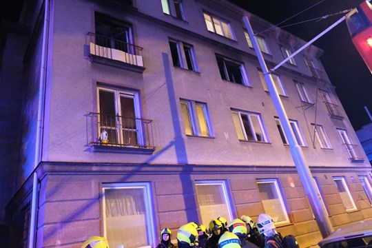 Ubytovnu v Plzni zasáhl požár, 63 osob včetně dětí se muselo evakuovat, dva zranění!