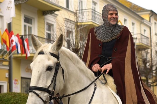 Ve Františkových Lázních zahájí zimní sezónu příjezdem sv. Martina na bílém koni