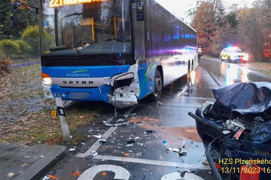 V Zábělé u Plzně se srazil autobus s autem, zranilo se i malé dítě!