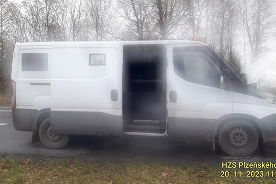 Na Klatovsku začalo hořet vozidlo převážející peníze. Pracovník, který je hlídal, skončil v nemocnici!