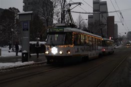 Libercem projížděla tradiční adventní tramvaj