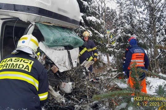 Na dálnici D5 se srazila dodávka s nákladním autem. Jeden řidič se těžce zranil!