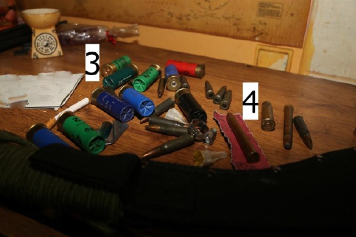 V bytě mrtvého muže našli policisté zbraň, náboje i výbušniny!