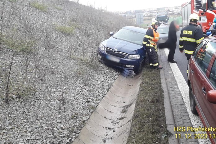 Aktualizováno: Provoz na nové části západního obchvatu komplikuje nehoda. Řidič boural kvůli nevolnosti?!
