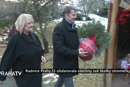 Radnice Prahy 13 obdarovala všechny své školky stromečky