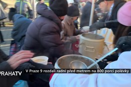 V Praze 9 rozdali radní před metrem na 800 porcí polévky