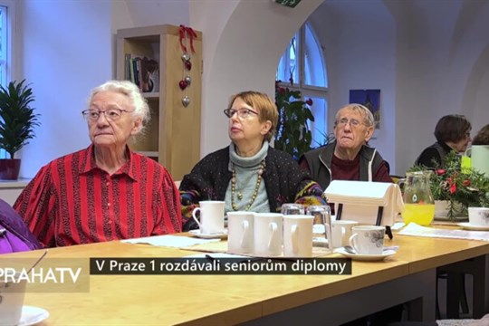 V Praze 1 rozdávali seniorům diplomy