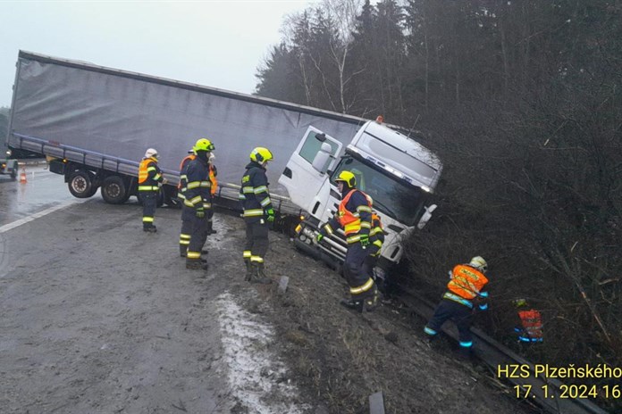 Aktualizováno: Počasí komplikuje dopravu v kraji. Bouralo už několik kamionů!