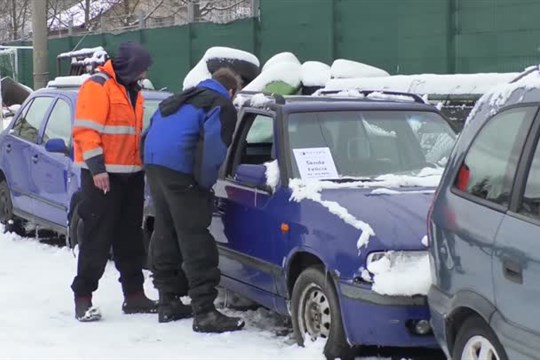 Nový Bor vydražil staré autovraky