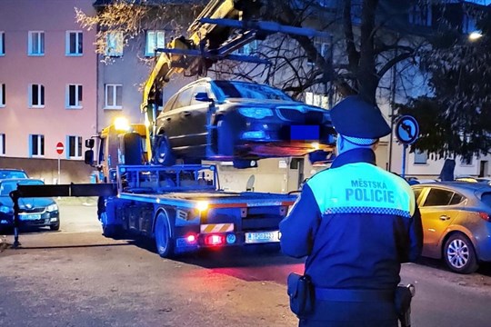 Hokejoví fanoušci parkují na místech, kde nesmí. Strážníci chystají na neděli speciální akci!
