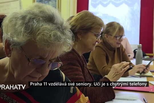 Praha 11 vzdělává své seniory. Učí je s chytrými telefony