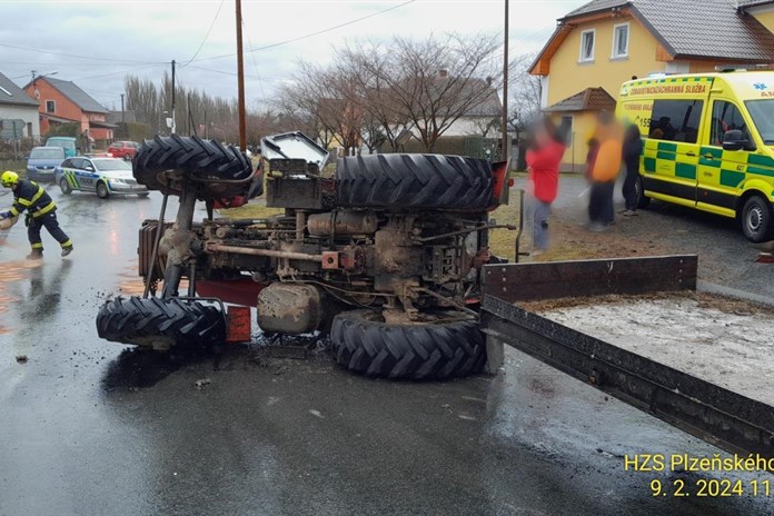 Osmnáctiletá dívka nezvládla jízdu traktorem, při nehodě se zranila její spolujezdkyně
