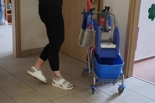 Školy v regiony nemají na uklízečky ani kuchaře