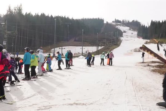 Teplé počasí drtí skiareály v regionu