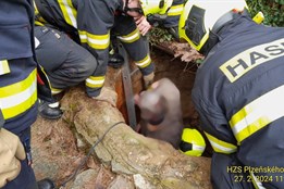Muž zůstal uvíznutý v hluboké studni, pomoci mu museli hasiči
