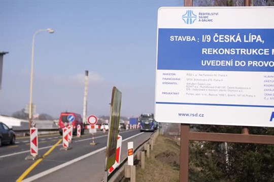Dopravu v České Lípě komplikuje obnova mostu