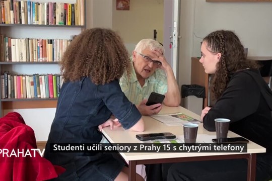 Studenti učili seniory z Prahy 15 s chytrými telefony