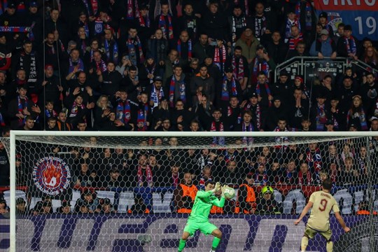 Tvrdý trest za vhozené kelímky. Viktoria Plzeň zaplatí 750 tisíc, hrozí jí i uzavření části stadionu