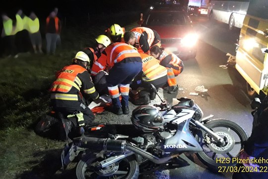 Při střetu s divočákem se těžce zranil motocyklista