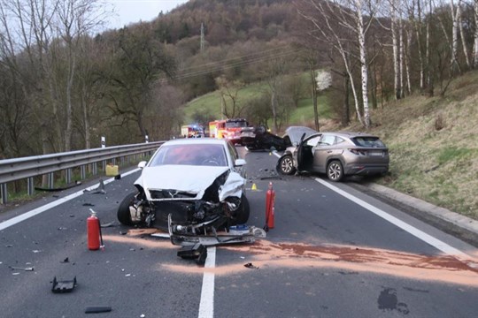 Nehoda ve Stráži nad Ohří si vyžádala dva zraněné. Mladý řidič smetl dvě protijedoucí auta. Jedno z nich skončilo na střeše!