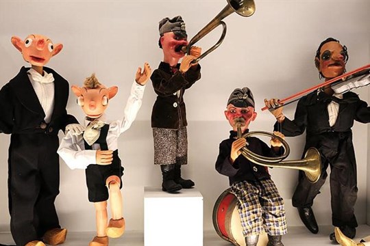 Chebské muzeum hostí jedinečnou výstavu loutek