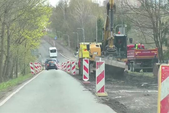 Do ulice u jablonecké přehrady se vrátili stavbaři