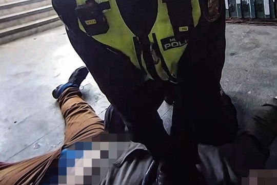 Strážníci oživovali muže v podchodu u autobusového nádraží